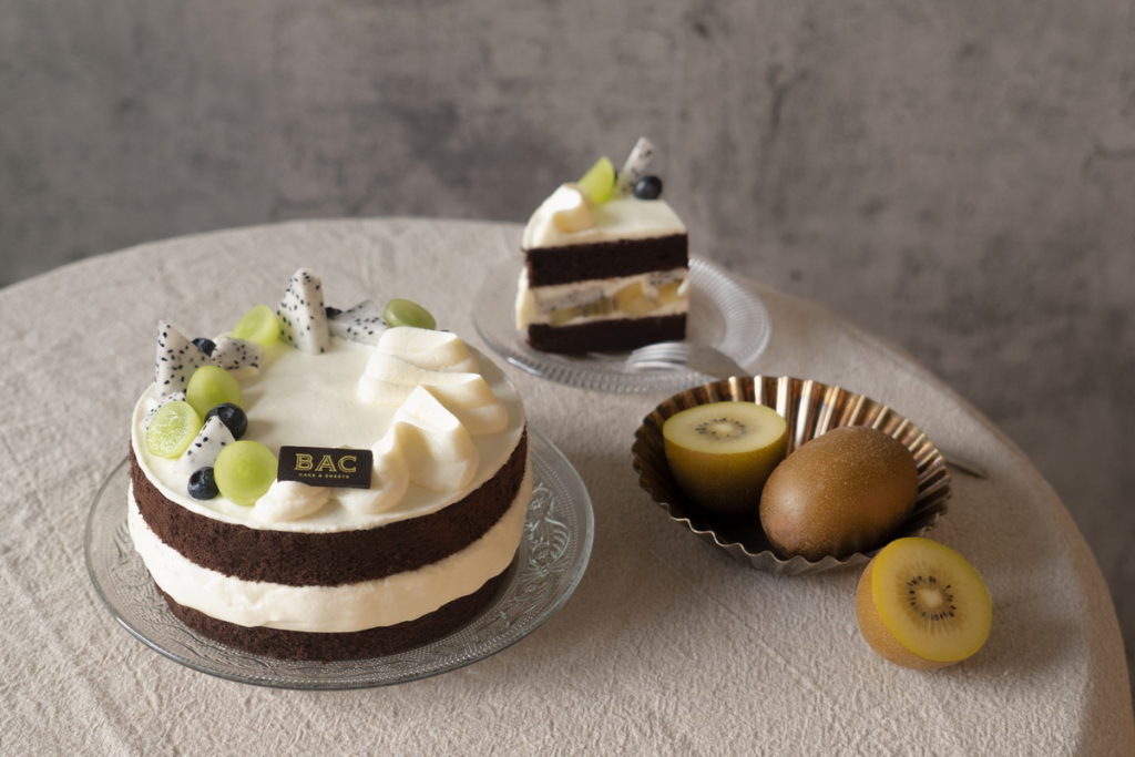 BAC「秋日繽紛 起司奶霜水果蛋糕」即日起開放預購,並於928(二)全台門市及官網開賣,需提早預訂且跟隨新鮮水果產季售完為止。6吋售價$950。