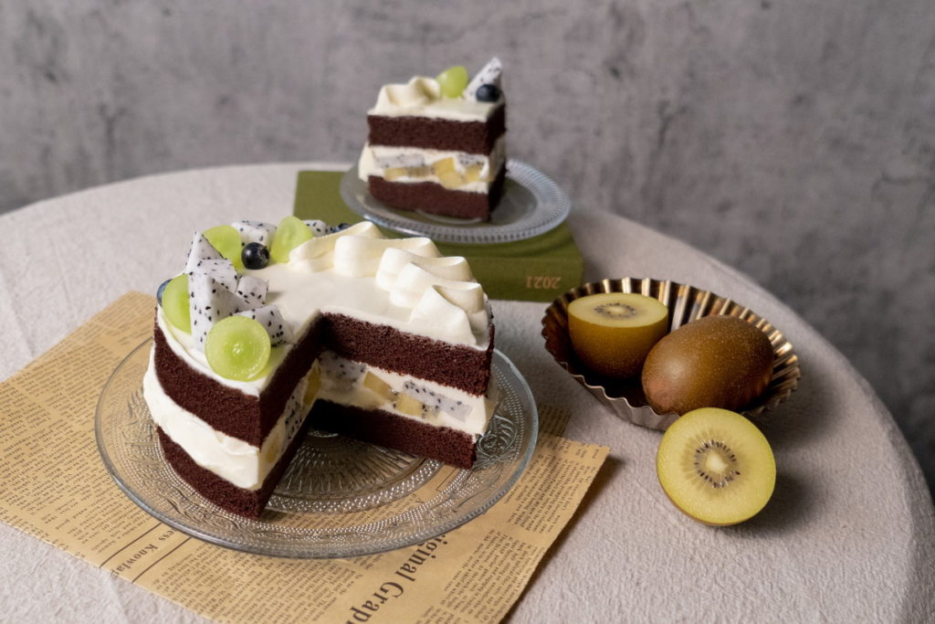 BAC「秋日繽紛 起司奶霜水果蛋糕」以起司奶霜與新鮮水果果肉為主,綿密、鬆軟、輕盈的口感入口即化,猶如冰淇淋一般。