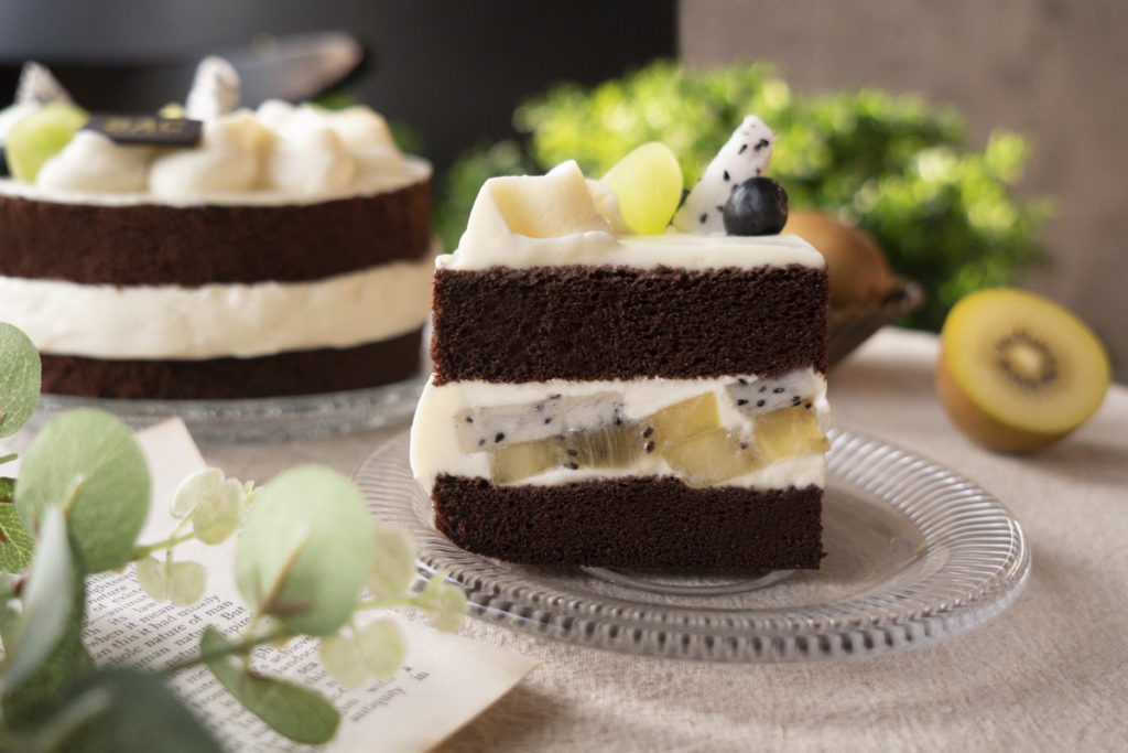 「秋日繽紛 起司奶霜水果蛋糕」以四種水果相互搭配,打造多層次豐富新鮮口感。