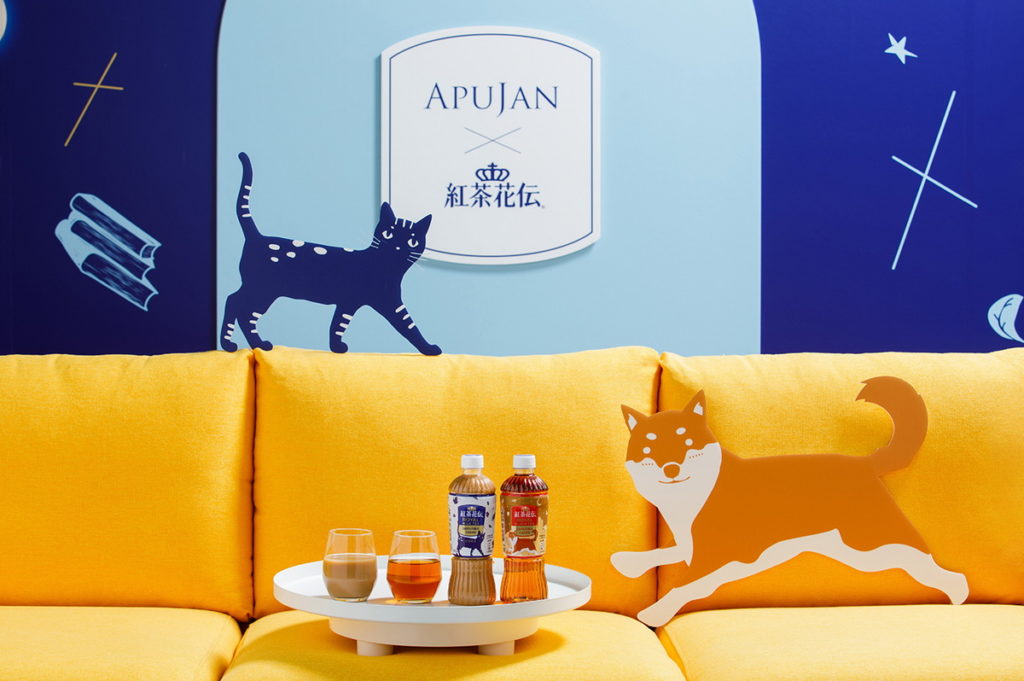 「紅茶花伝」首度攜手時裝品牌APUJAN,超萌小貓布魯、小狗茶茶帶你登陸奇幻療癒星球(可口可樂公司提供)