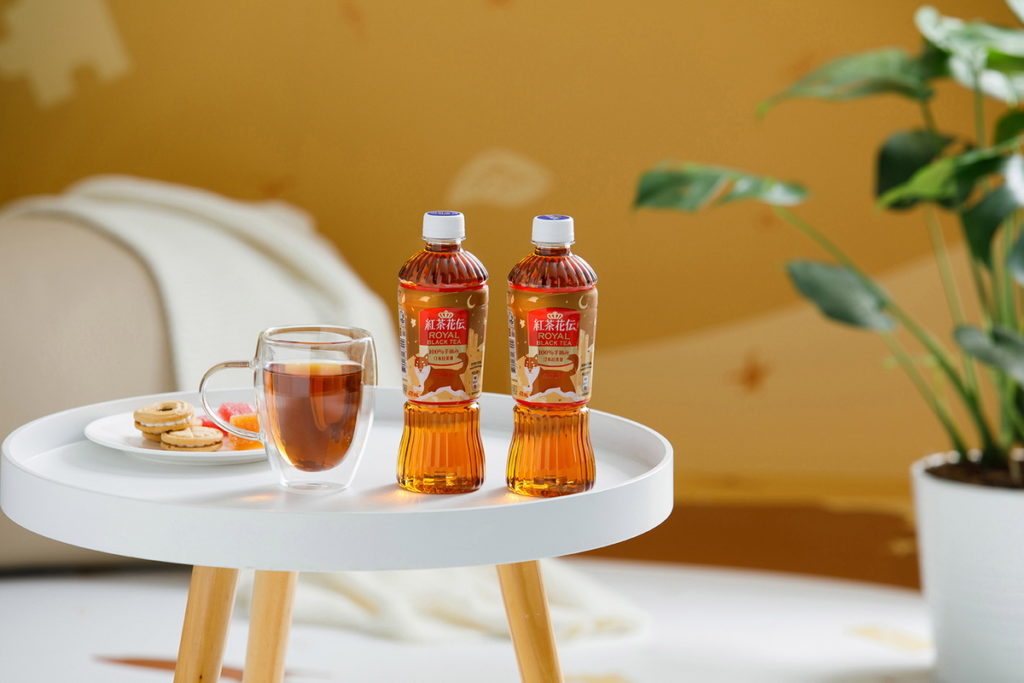 啜飲一口細緻甘醇的「皇家紅茶」,體會小狗茶茶的陪伴,帶你穿梭在城市各角落,探索未知的日常(可口可樂公司提供)