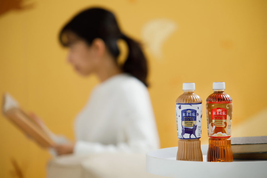 兩款由APUJAN打造的聯名新裝,搭配溫暖的「紅茶花伝」交織出生活中療癒的美好時光(可口可樂公司提供)