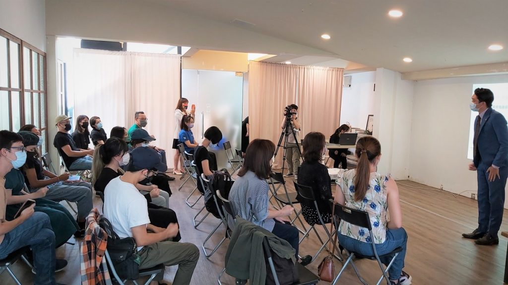 第三屆喚喚戲劇節宣傳活動,主持人幽默開場帶動現場氛圍。(圖/陳惠玲攝影)