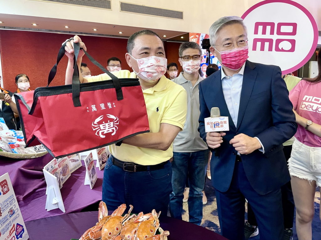 momo購物網獲「萬里蟹」獨家官方認證電商銷售平台。momo總經理谷元宏(圖右)代表出席新北市政府農業局舉辦之《萬里鱻蟹好食節產季》開賣記者會,與新北市長侯友宜(圖左)攜手宣布限量萬里蟹福袋開放預購。