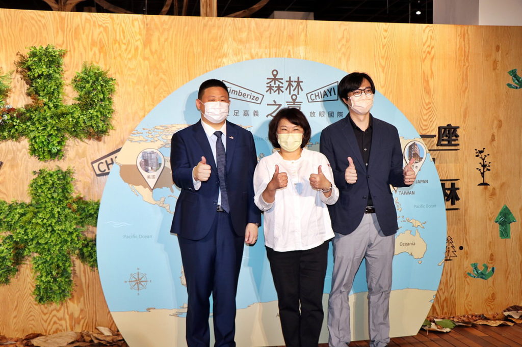 (左起) AIT美國在台協會高雄分處處長禹道瑞Mason Yu 嘉義市長黃敏惠 策展人台灣科技