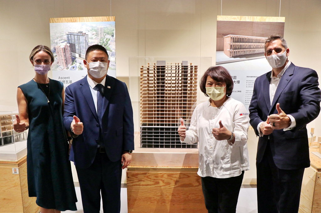 AIT美國在台協會高雄分處團隊與嘉義市長黃敏惠 於美國密爾瓦基「世界最高木造大樓