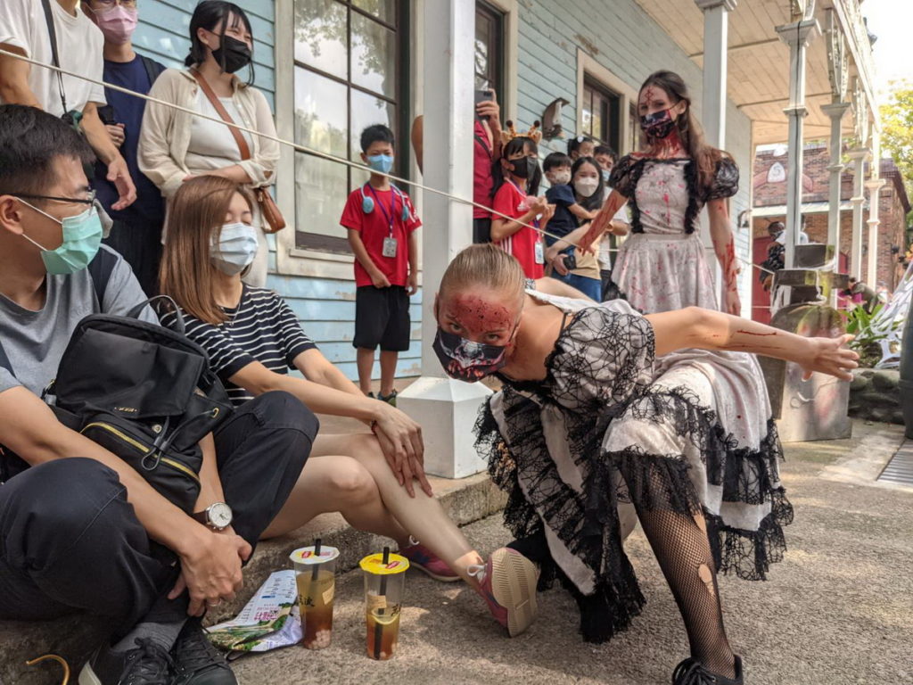 喪屍遊行演出，不忘與遊客互動。圖 六福村提供