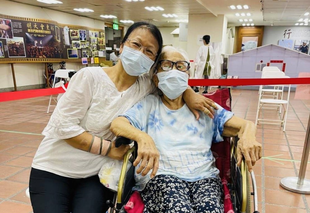 可能是 1 人、坐著、站立和室內的圖像