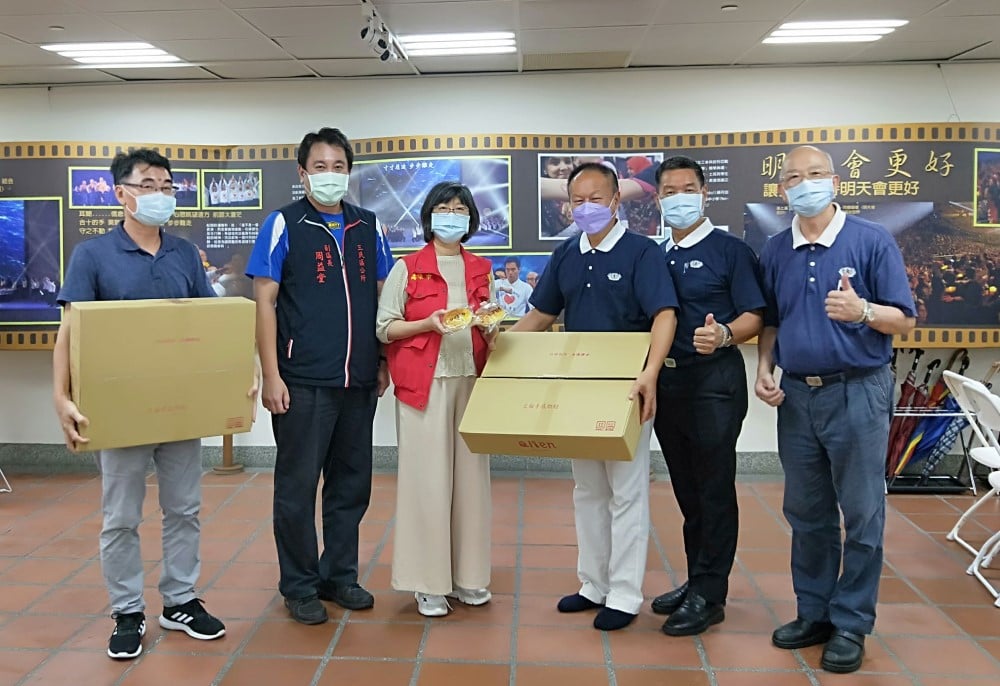 可能是 4 個人、大家站著和室內的圖像