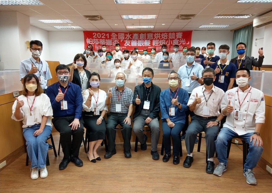 可能是 9 個人、大家坐著、大家站著和室內的圖像