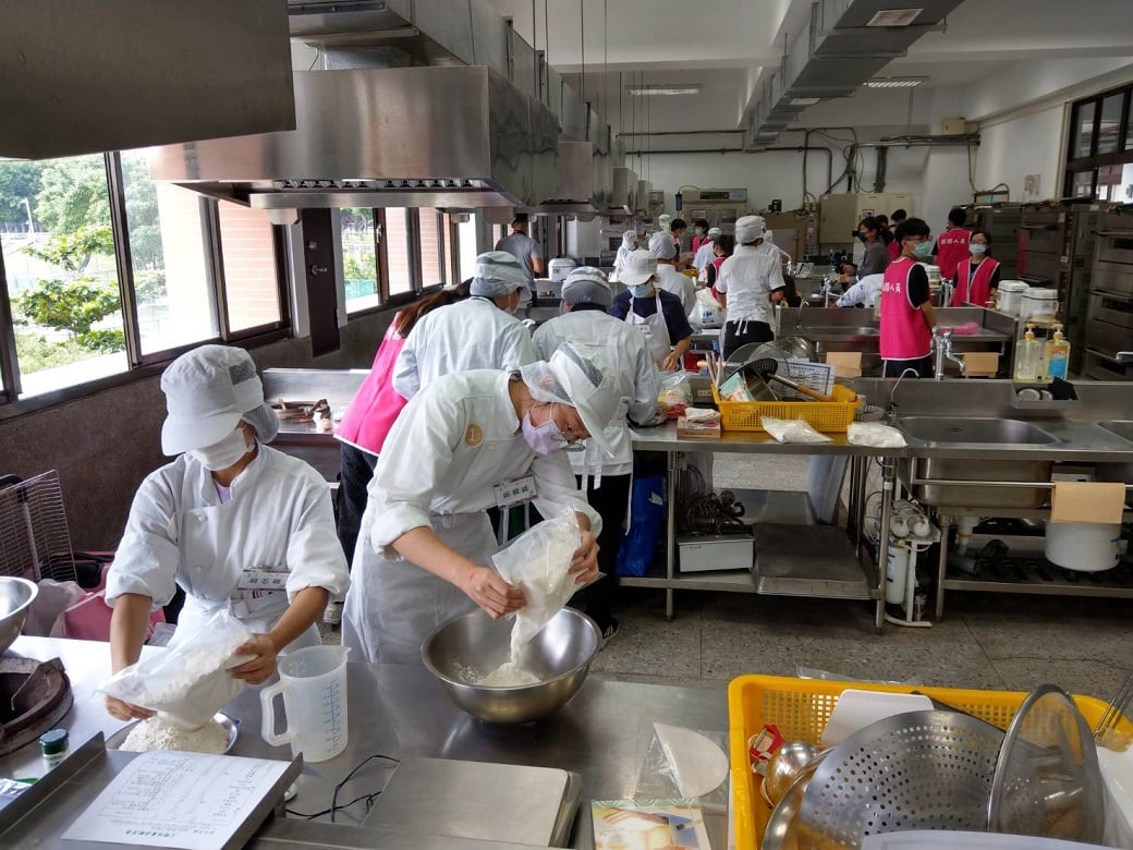 可能是一或多人、大家站著、食物和室內的圖像