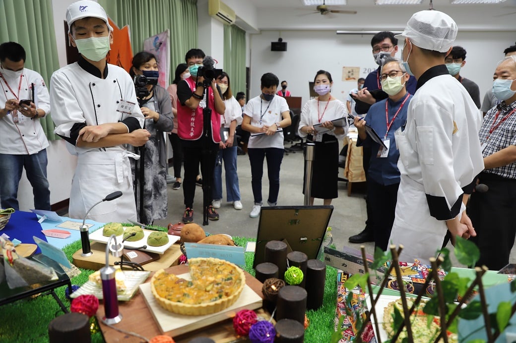 可能是 6 個人、大家站著和室內的圖像