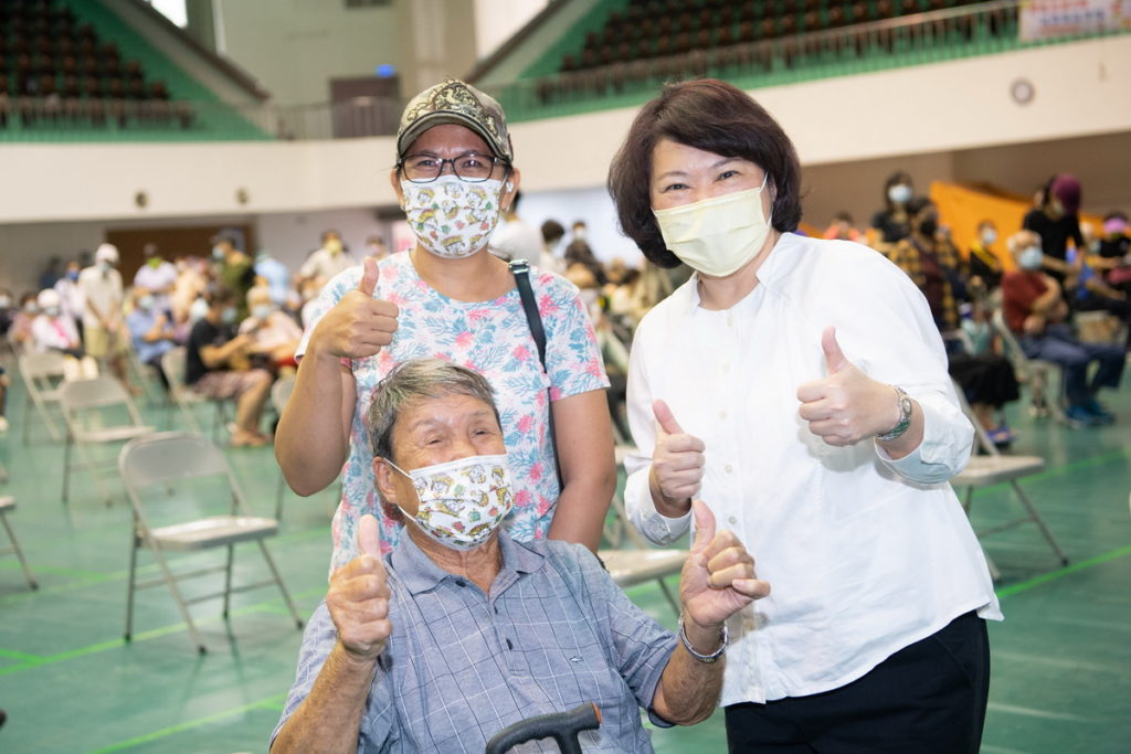 港坪運動公園 AZ第二劑接種 黃敏惠市長前往關心 