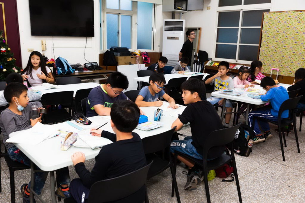 小奇在老師的陪伴中漸漸融入群體之中