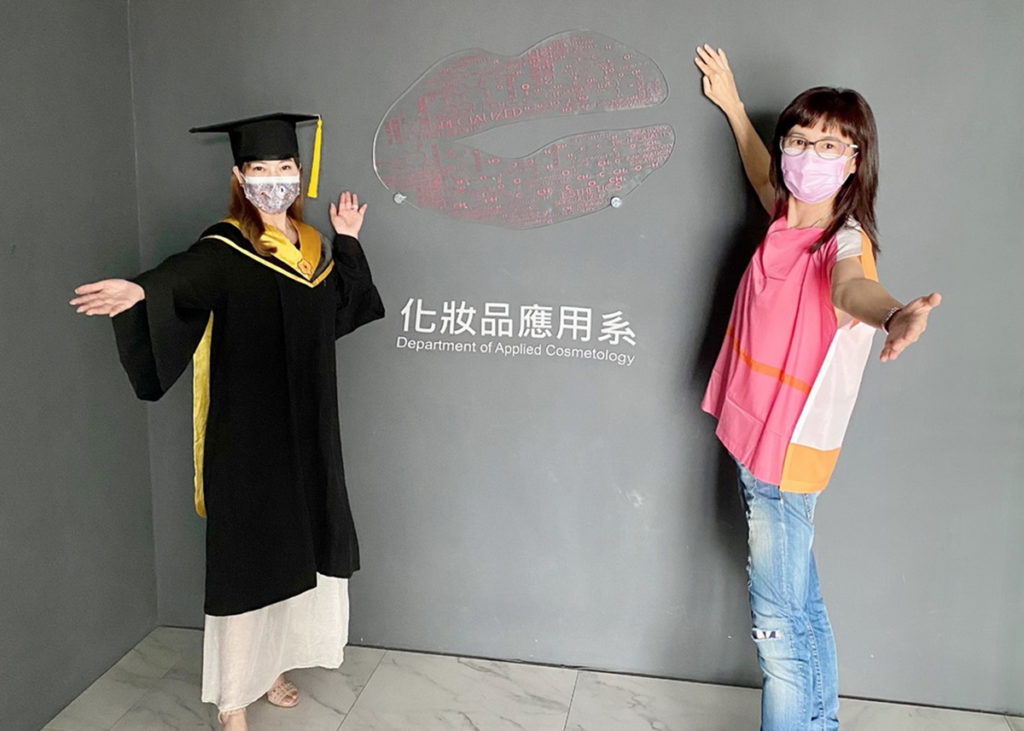 弘光科大妝品系研究生藍玉芳(左)在副教授施珮緹(右)指導下順利取得碩士學位