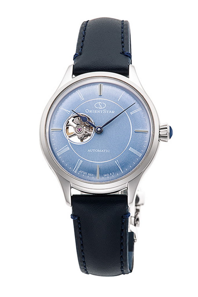 Orient Star東方之星RE-ND0012L錶款,象徵波光粼粼海面的湖水藍,以銀色錶圈搭配亮藍色指針,三點鐘位置的錶冠鑲嵌亮藍色水鑽,獨特點綴為整體設計畫龍點睛。