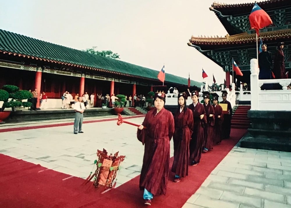 可能是站立和戶外的圖像