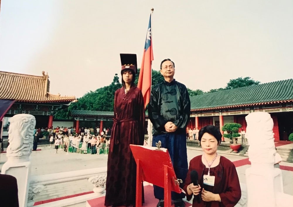 可能是 3 個人和大家站著的圖像