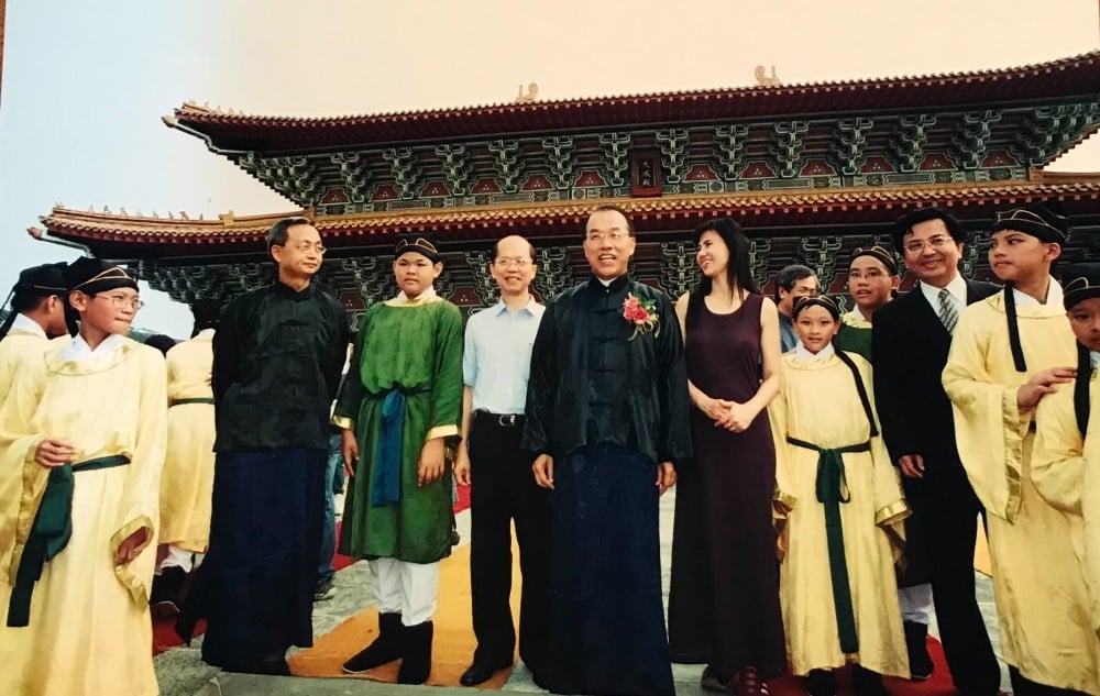 可能是 11 個人和大家站著的圖像