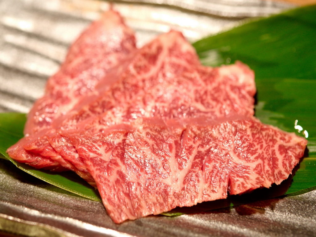 「燒肉523」使用的肉品,大都是油花豐厚的A5等級黑毛和牛,讓食客大快朵頤。(圖片來源:Ⓒ東京橫丁六本木TERRACE)