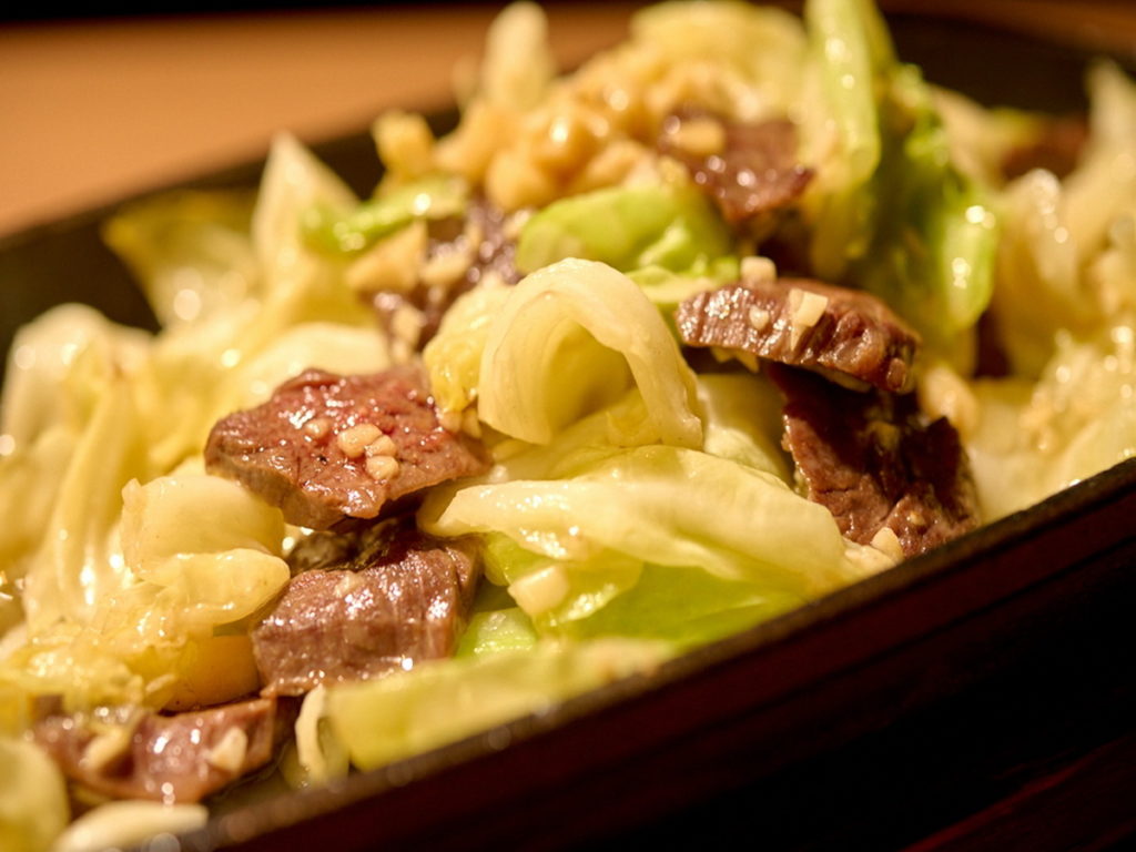 福岡博多的鄉土料理「博多鐵板燒」,是店家人氣招牌下酒菜。(圖片來源:Ⓒ東京橫丁六本木TERRACE)