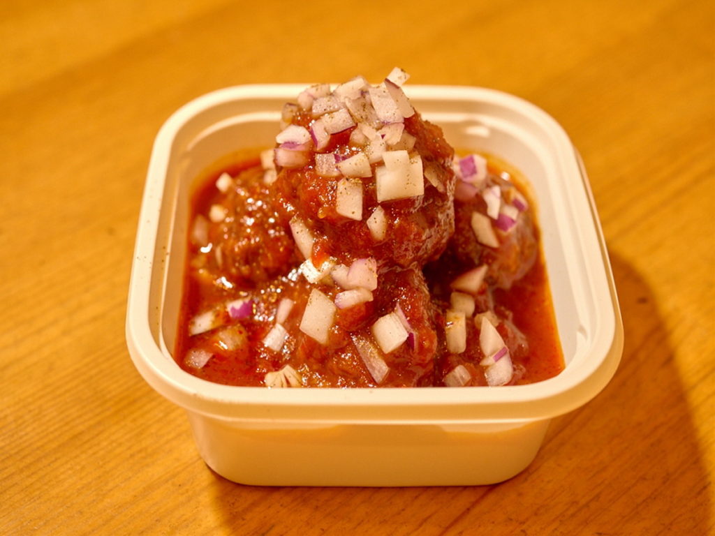 店家特製的番茄口味肉丸子,是以獨特的酸味、層次豐富的口感擄獲不少女性顧客的青睞。(圖片來源:Ⓒ東京橫丁六本木TERRACE)