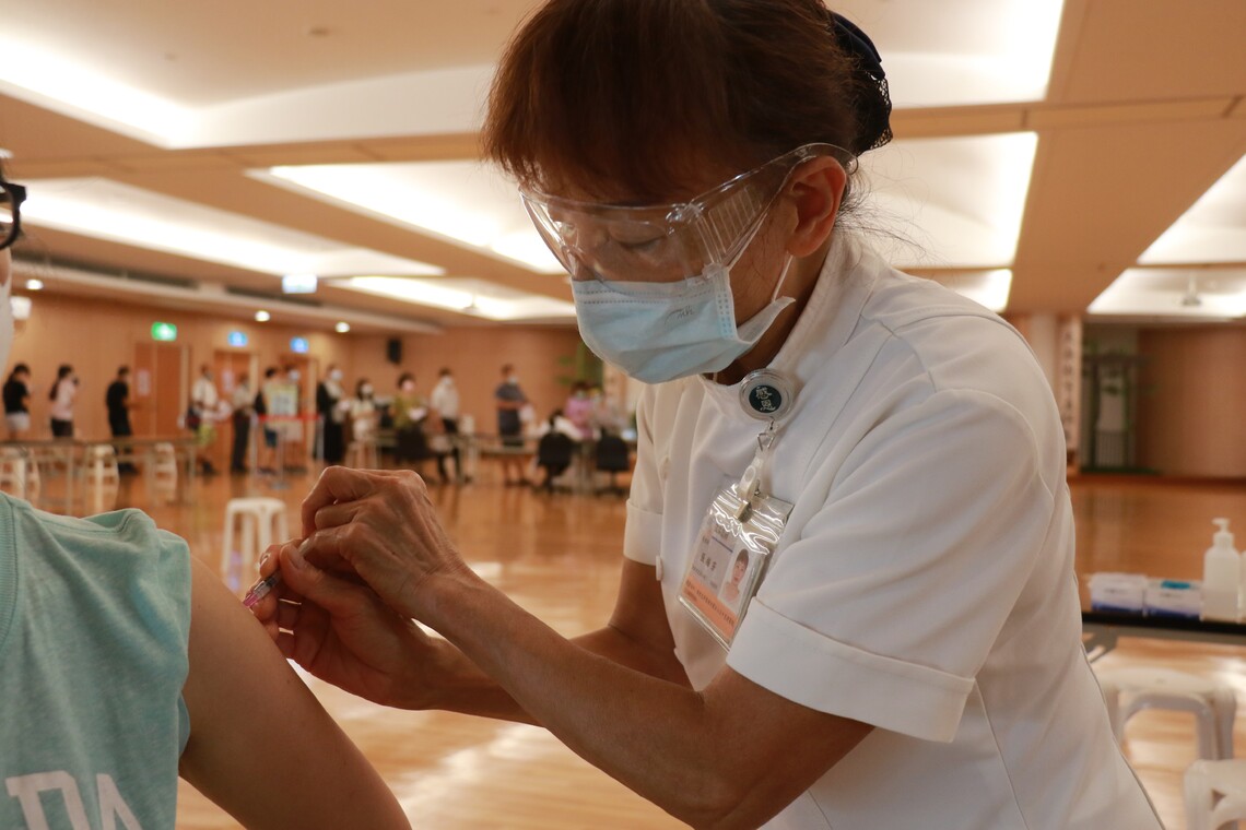臺中慈院開打BNT疫苗 預約民眾歡喜接種
