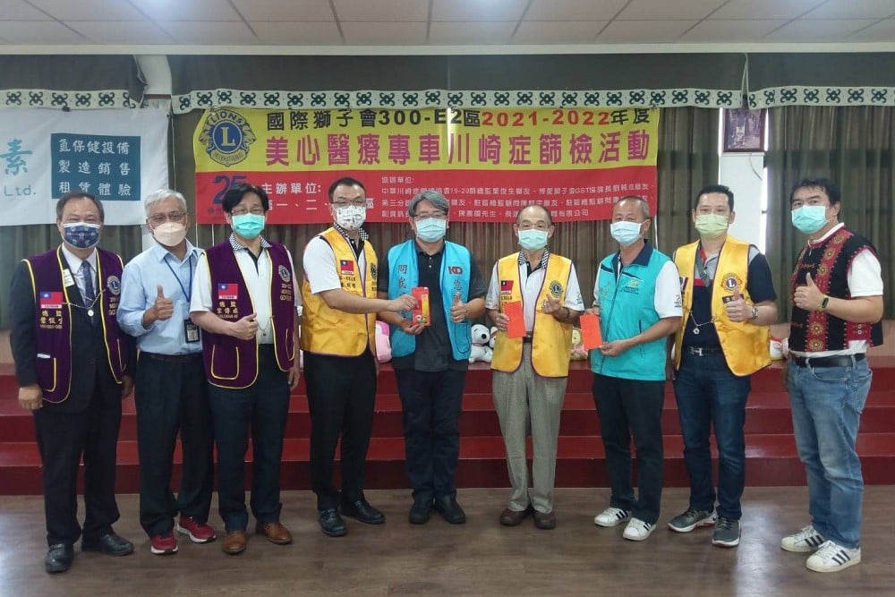 可能是 7 個人、大家站著和室內的圖像