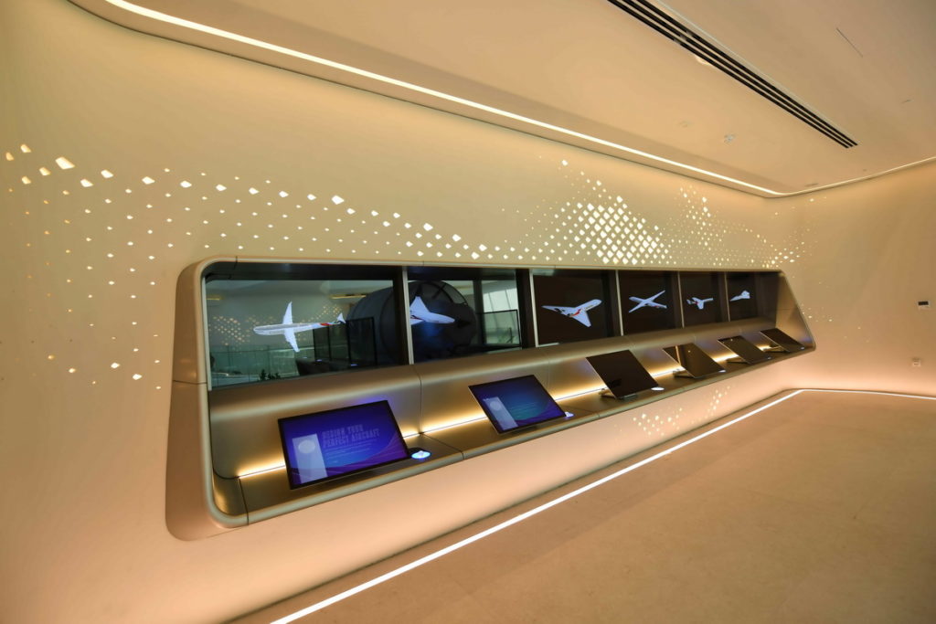 動手設計你的完美飛機(Design your perfect aircraft)- 參觀者可使用展館內的超觸覺介面親手設計自己的飛行未來式...