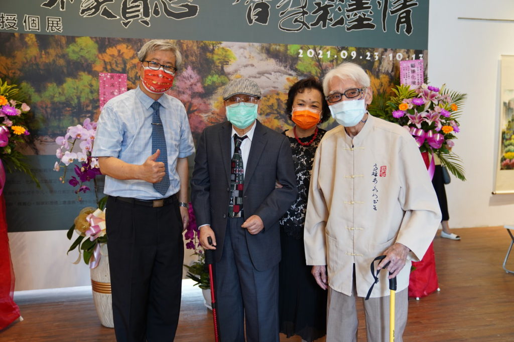 吳校長與徐祥賢伉儷(左1)及詩人吳露芳(右1)合影