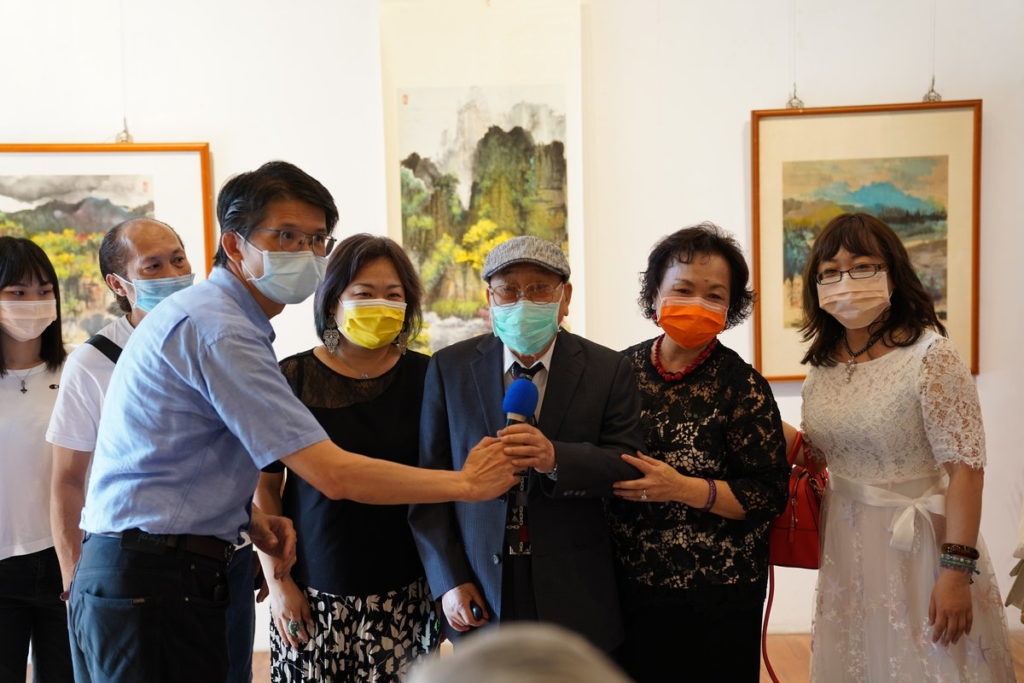 徐祥教授(中)在策展人詹主任(左1)協助下,感謝吳校長的邀請展出