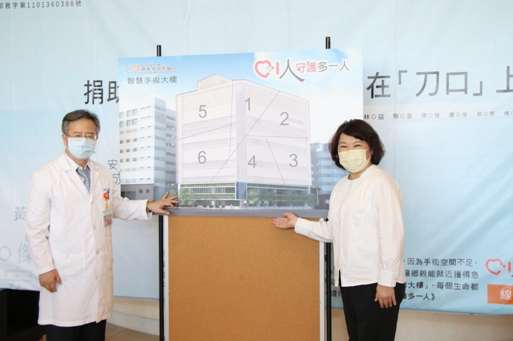 黃敏惠市長(右)、姚院長（左）完成拼圖