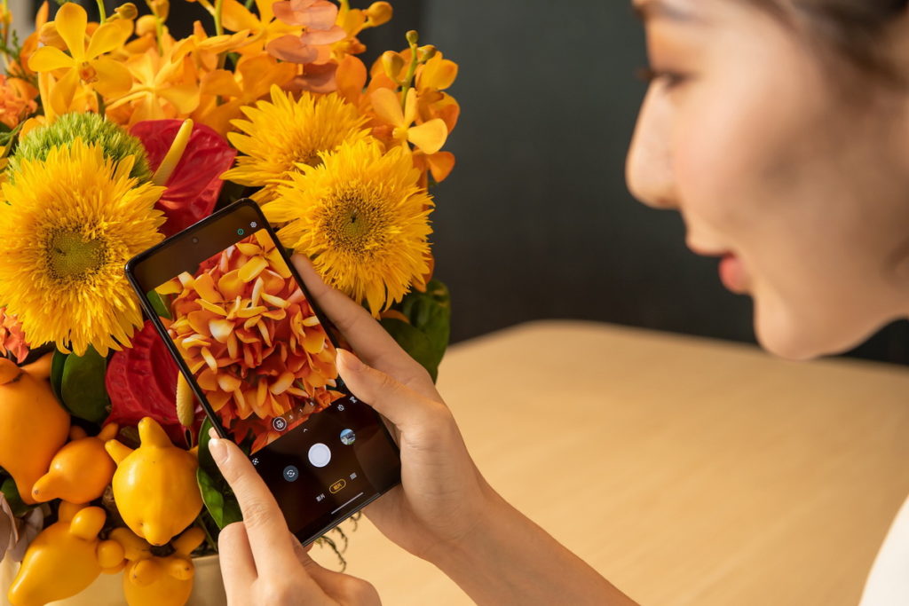 Motorola edge 20 pro搭載一顆1億800萬畫素超高解析度主鏡頭,與1,600萬畫素的超廣角鏡頭、800萬畫素的5倍長焦鏡頭,無論微距攝影或廣角攝影都可捕捉每次拍攝的各種細節。