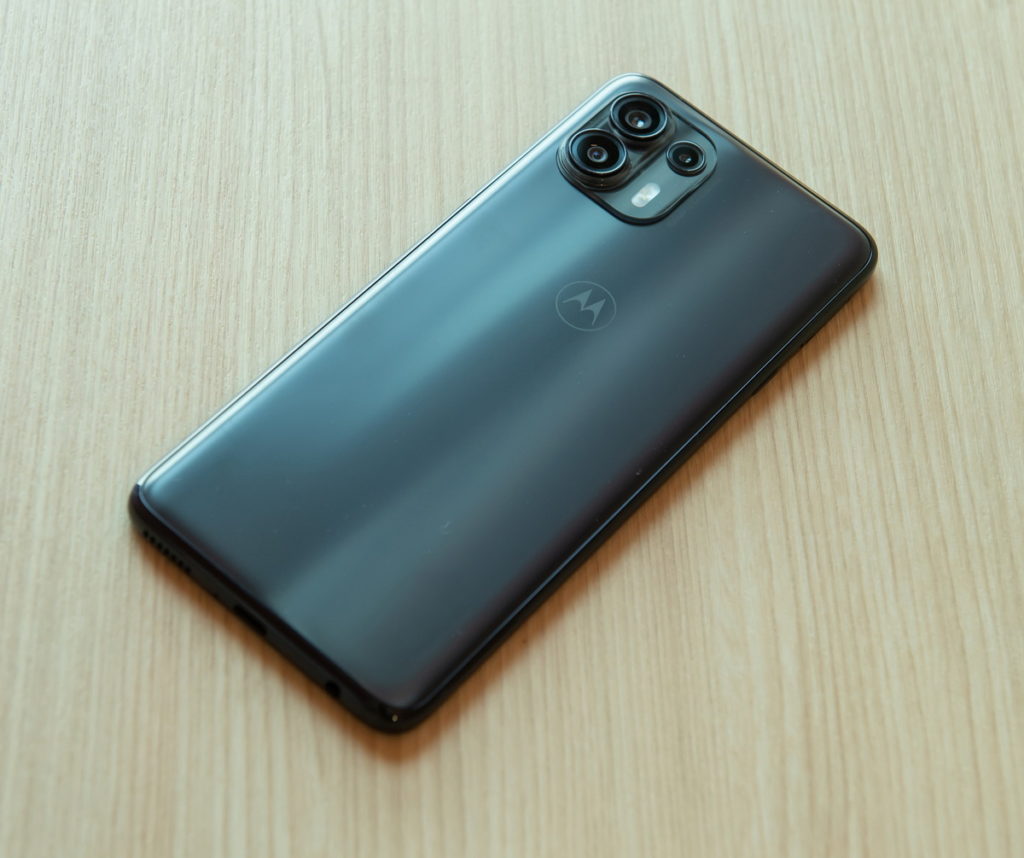 Motorola edge 20 fusion,8GB+128GB版本建議售價NT9,990元;搭配台灣大哥大指定5G方案手機只要NT0元起。