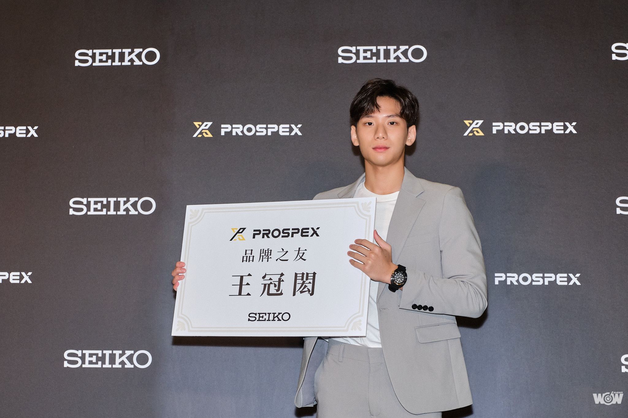 《游泳》王冠閎代言名錶 發揚品牌精神追求卓越