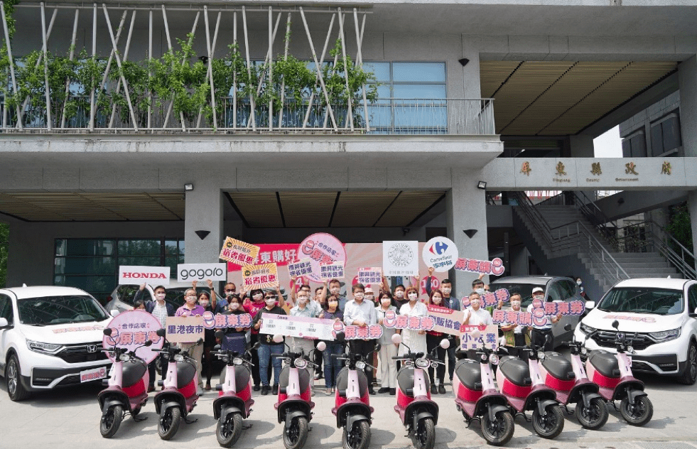 ▲屏東縣長潘孟安與業者一起宣布「屏東購好禮」活動正式起跑(圖:屏東縣政府提供)
