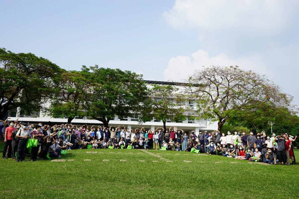 在工藝中心草坪上,用陶板排成「土」字及現場所有貴賓共同合影。(圖/工藝中心提供)