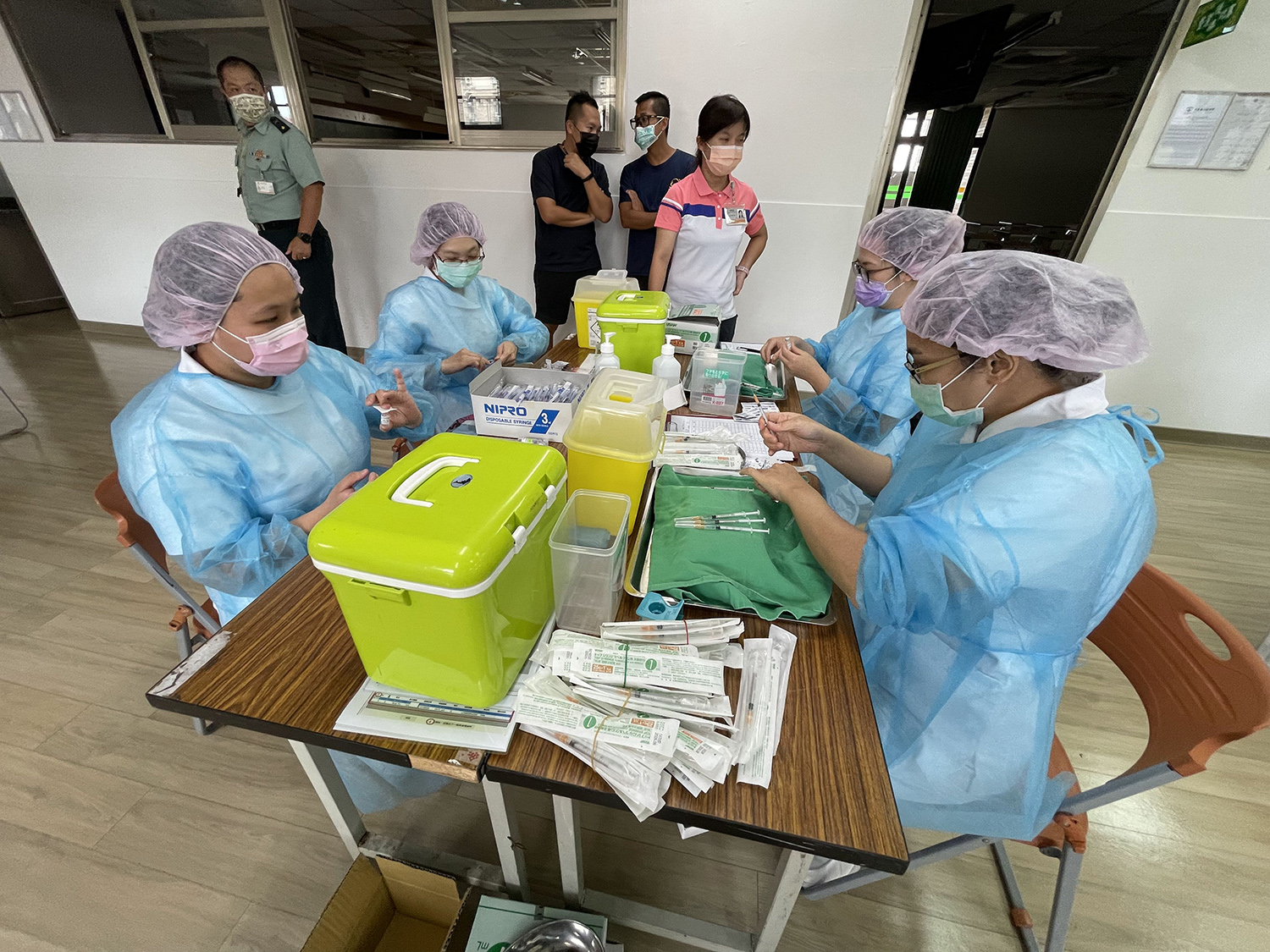 臺中慈濟醫院特地安排四位護理師,負責疫苗稀釋以及疫苗抽取工作,確保疫苗品質。