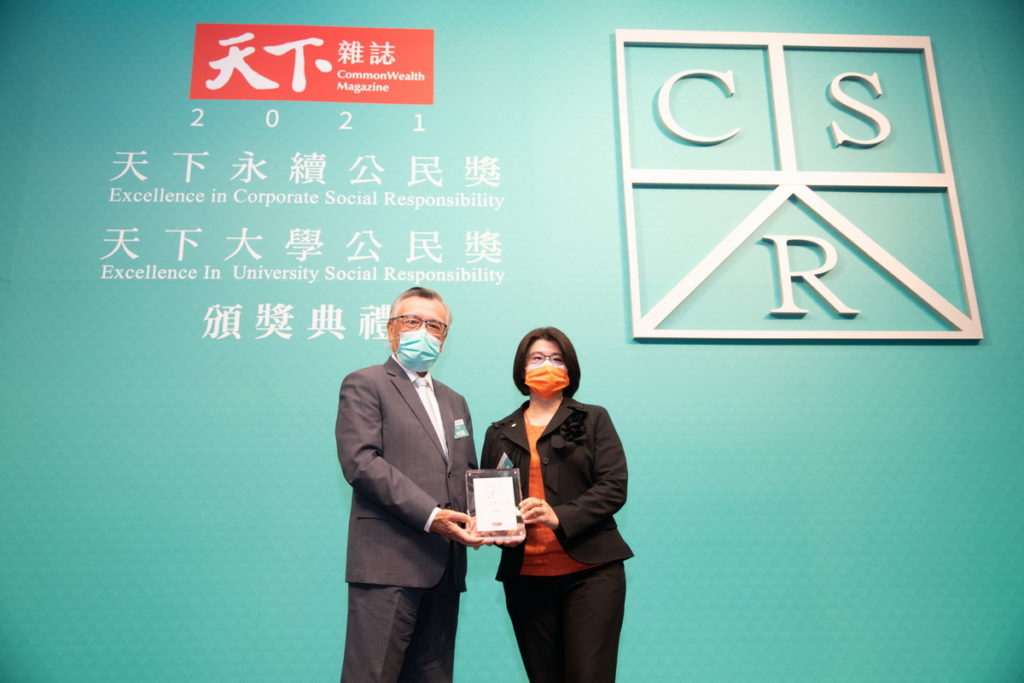 王道銀行再度榮獲2021年「天下永續公民獎」中堅企業第二名，王道銀行駱怡君董事長與評審長林信義合影