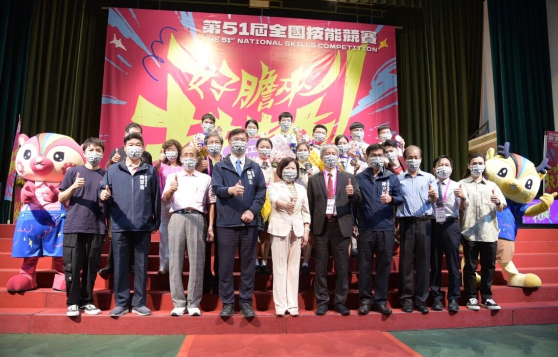 全國技能競賽首波獲勝選手頒獎 羅達生與許銘春勉「堅持追夢大膽探索」