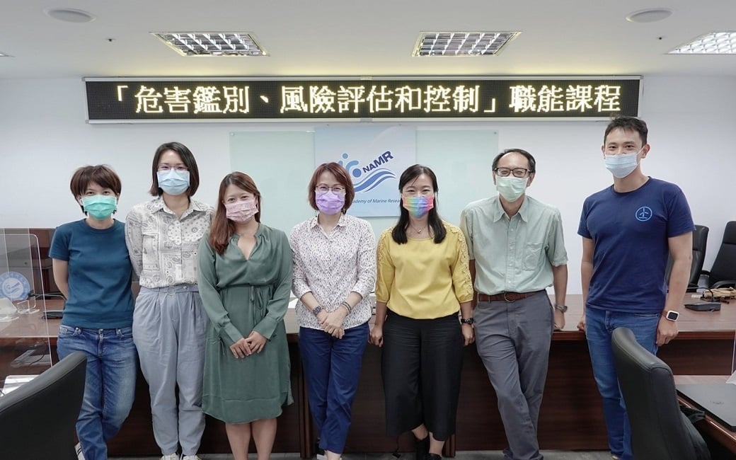 可能是 7 個人、大家站著和室內的圖像