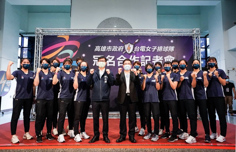 可能是 2 個人、大家站著和室內的圖像