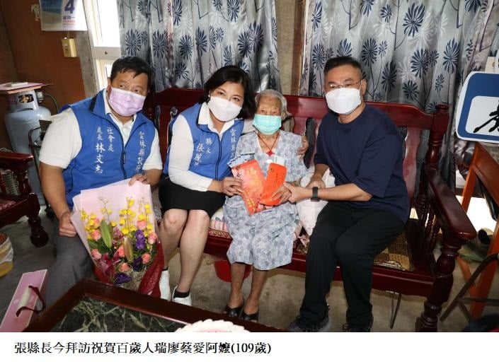 可能是 3 個人、大家站著和大家坐著的圖像