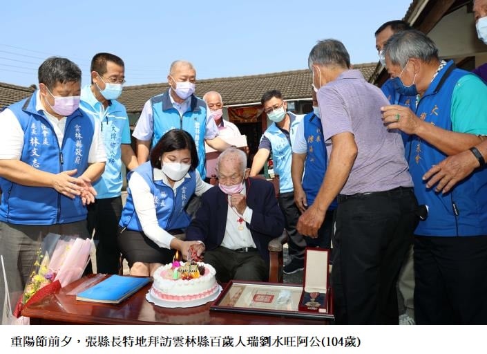 可能是 6 個人、大家坐著和大家站著的圖像
