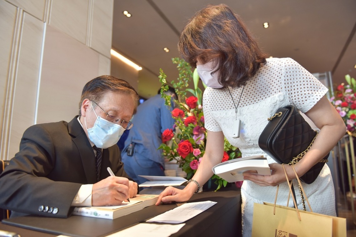 讓貧病和受災的人們有所「醫」靠 金鐘主持人簡守信高雄場新書分享會