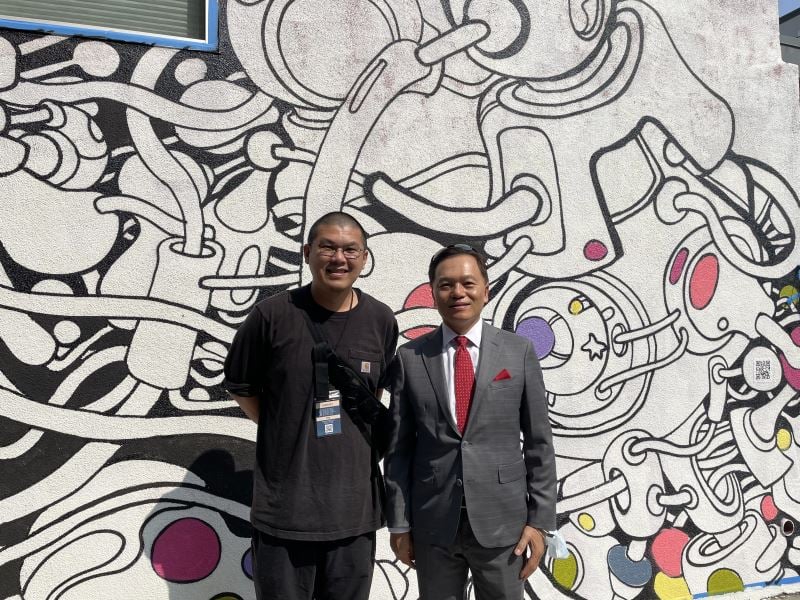 可能是 2 個人和大家站著的圖像