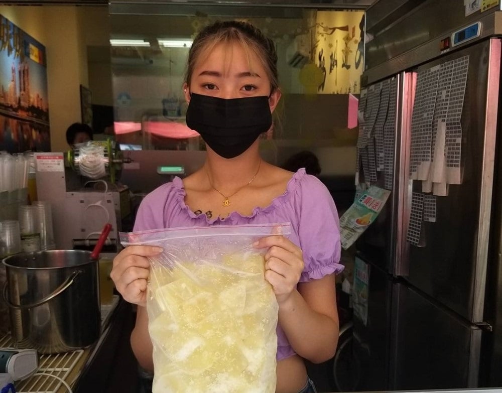 可能是 2 個人和室內的圖像