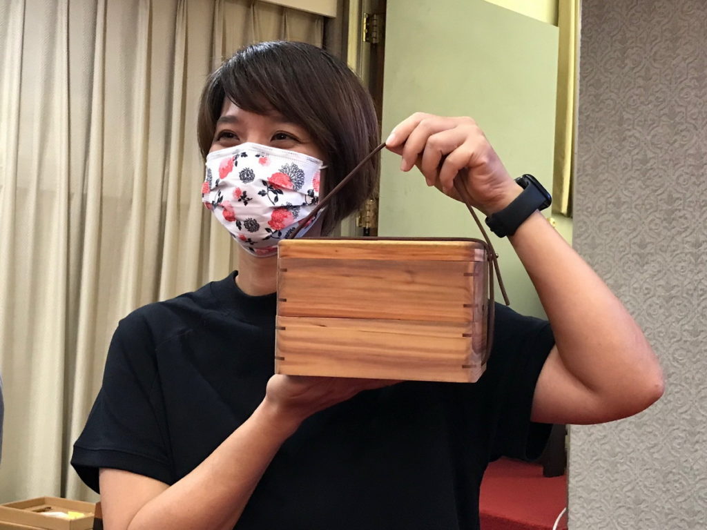 曾因車禍臥床半年的劉孟宜七年來用木尋找家的味道-烏魚子杉木食盒設計讓便當充滿家的味道