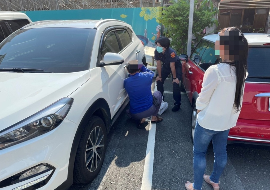 越籍女南下上課   不識車況將自己反鎖   幸中山警熱心聯繫鎖匠解危