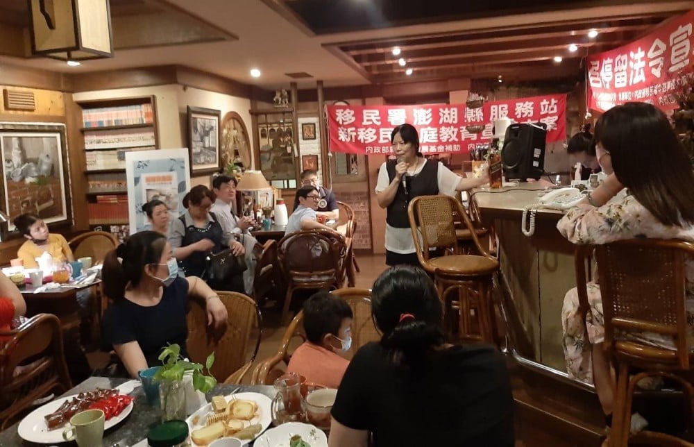 可能是 4 個人和室內的圖像
